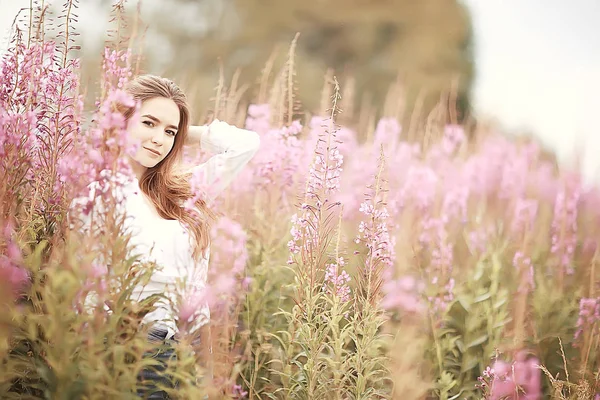 ピンクの花ヘアガールモデル フィールド自然夏の美しいグラマラスなファッションモデル — ストック写真