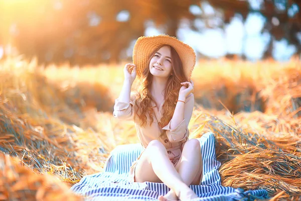 Ragazza Seduta Campo Con Cappello Paglia Vacanza Estiva Riposo Giovane — Foto Stock