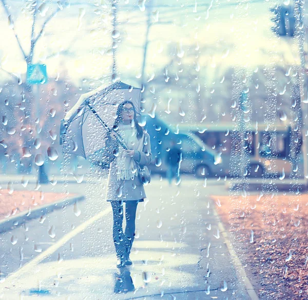 Młoda Kobieta Parasol Jesień Jesień Modny Wygląd Model Parasolem Deszczowej — Zdjęcie stockowe