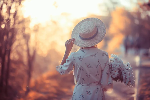 Glücklich Romantisches Mädchen Mit Strohhut Junges Modell Einem Kleid Sommertag — Stockfoto