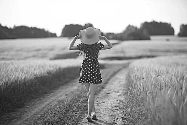 Ragazza Vestito Campo Grano Felice Estate Concetto Vacanza Modello Campo — Foto Stock