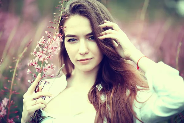 Pink Flowers Hairgirl Model Beautiful Glamorous Fashion Model Field Nature — Stock Photo, Image