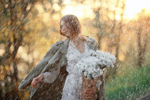 Καλοκαίρι Βροχή Ρομάντζο Κορίτσι Ευτυχία Καιρός Βροχή Καλοκαιρινή Διάθεση Ευτυχισμένο — Φωτογραφία Αρχείου