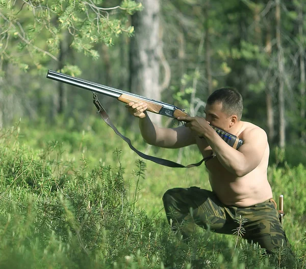 Hombre Caza Bosque Verano Paisaje Bosque Cazador Con Rifle Caza —  Fotos de Stock