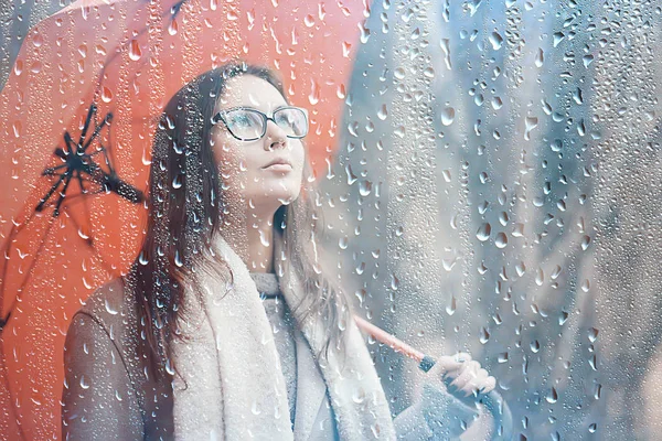 秋の雨滴モデル 女の子の秋の外観 風の中で水しぶきや雨滴 市内の10月 — ストック写真