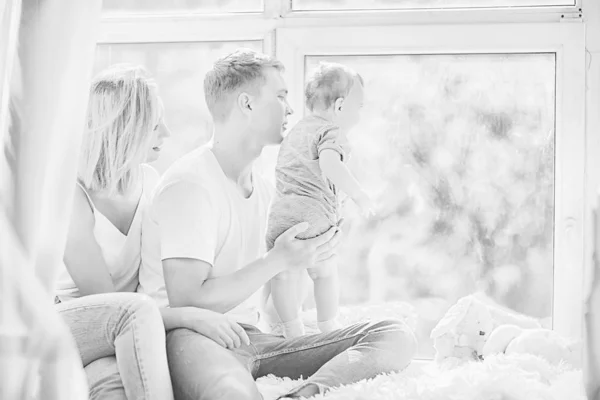 Mamá Papá Bebé Pequeño Niño Sentado Ventana Familia Joven Nuevo — Foto de Stock