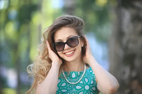 Rubia Verano Ciudad Parque Paseo Hermosa Ver Hermosa Mujer Joven — Foto de Stock