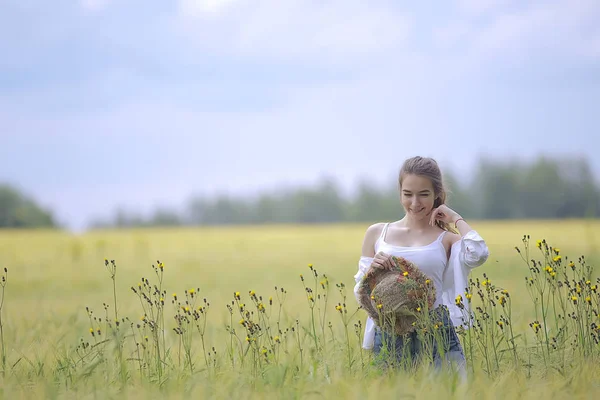 Kız Yetişkin Alan Şapka Mutluluk Alanında Avrupa Peyzaj Kız Hasır — Stok fotoğraf