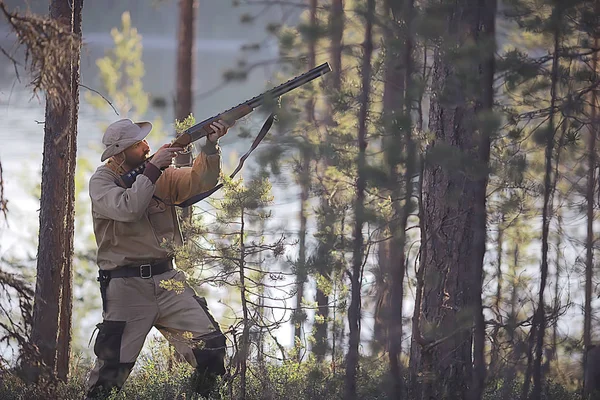 Человек Идет Охотиться Лес Летом Пейзаж Лесу Охотник Охотничьим Ружьем — стоковое фото