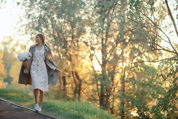 Kız Çiçek Bir Buket Tutan Parkta Bir Yürüyüş Romantik Genç — Stok fotoğraf