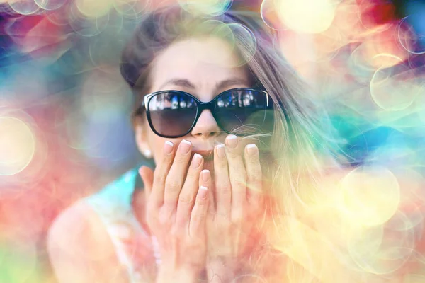 Fröhliche Blondine Mit Sonnenbrille Junges Schönes Mädchen Sonnenbrille Frau Sommer — Stockfoto