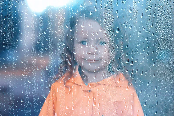 Portret Dziewczynki Deszczu Jesiennym Portrecie Mała Dziewczynka Krople Deszczu Płaszcz — Zdjęcie stockowe
