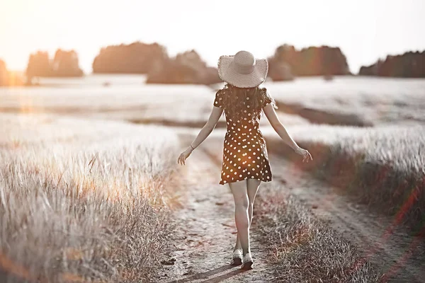 夏天画像的女孩在田里草帽 风景在黄色的麦田 普罗旺斯的乡村浪漫 — 图库照片