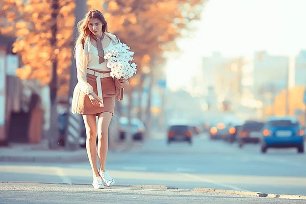 街の花を持つ幸せな女の子 夏の写真若い美しい女の子は 街の通りに花の花束を持っています — ストック写真
