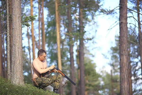 Homme Chasse Forêt Été Paysage Dans Forêt Chasseur Avec Fusil — Photo