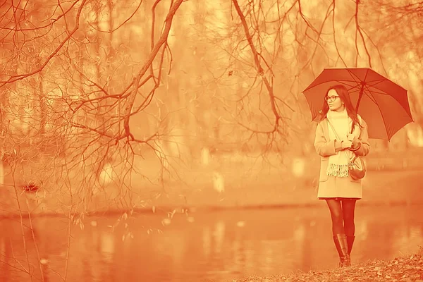 長い背景の女の子の傘 水平ビュー雨の秋の日傘を持つ若い女性 — ストック写真