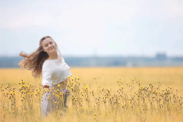 Rubia Con Pelo Largo Otoño Campo Concepto Felicidad Salud Joven — Foto de Stock