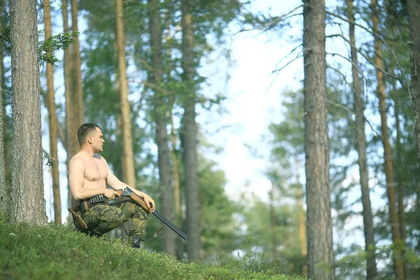 Hombre Caza Bosque Verano Paisaje Bosque Cazador Con Rifle Caza — Foto de Stock