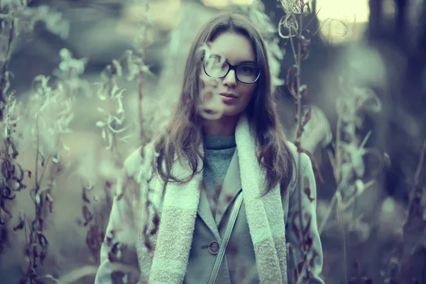 Autunno Stress Girl Solitario Ragazza Nel Parco Vista Ottobre Paesaggio — Foto Stock