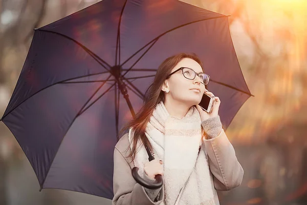 Donna Che Parla Telefono Autunno Pioggia Autunno Messaggio Meteo Sulla — Foto Stock