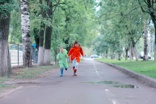 Enfants Courir Imperméables Parc Été Pluie Marcher Frère Soeur Enfants — Photo