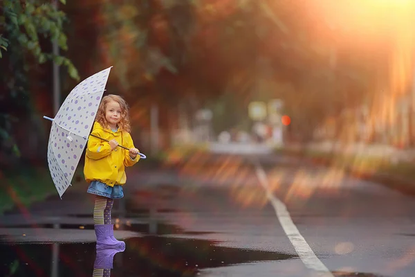 小女孩带伞 雨秋走 潮湿天气的孩子带伞 — 图库照片