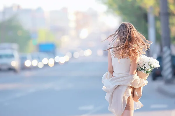 도시에서 행복한 아름다운 소녀는 거리에 꽃다발을 — 스톡 사진