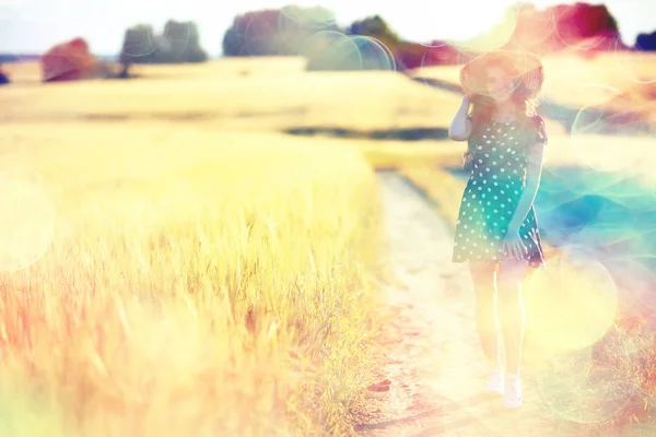 女の子ドレス小麦畑 ハッピー夏休みコンセプト 日当たりの良いフィールドで1モデル — ストック写真