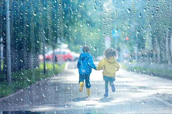 Crianças Correm Capas Chuva Parque Verão Chuva Andar Irmão Irmã — Fotografia de Stock