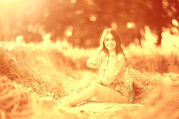 Щаслива Молода Модель Дорослих Жовтому Пшеничному Полі Концепція Літнього Щастя — стокове фото
