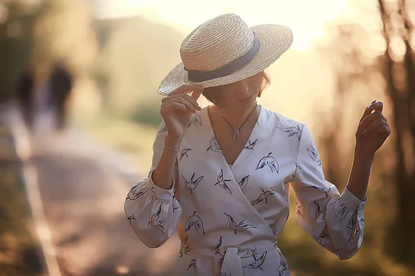 Felice Ragazza Romantica Cappello Paglia Giovane Modella Giorno Estate Vestito — Foto Stock