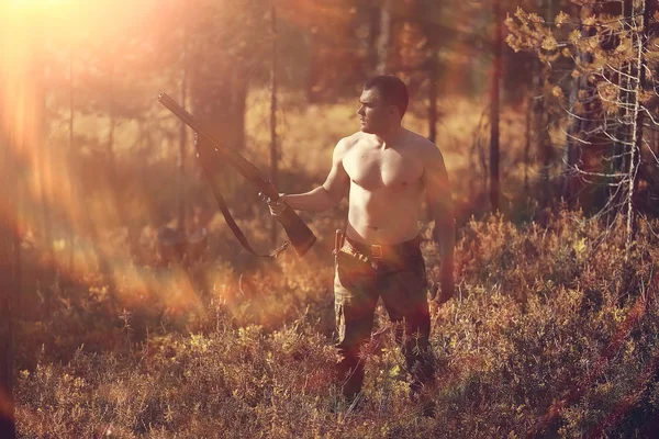 Caça Homem Caçador Com Uma Arma Caça Floresta Outono Árvores — Fotografia de Stock