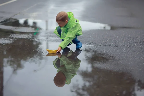 Papieren Boot Een Plas Van Regen Herfst Weer Concept Kindertijd — Stockfoto