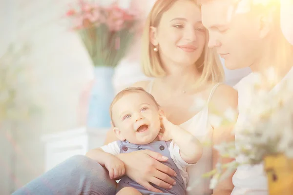 宝宝与父母在舒适的房子 健康的年轻家庭妈妈爸爸和宝宝 幸福的笑容 — 图库照片
