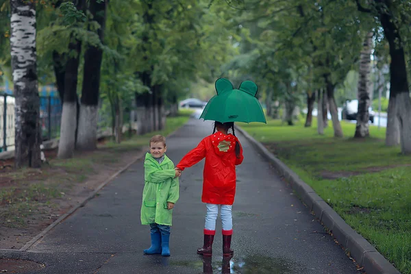 孩子兄妹玩秋雨 十月天气 小孩子在城市散步 — 图库照片