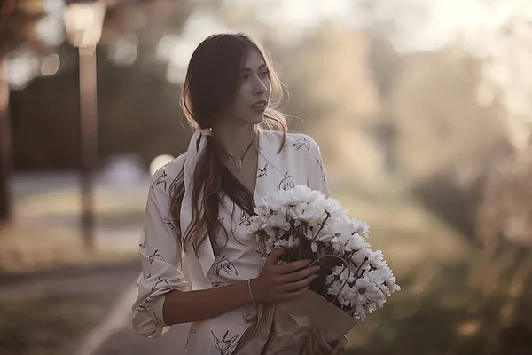Şehir Manzarasında Yürüyen Bir Buket Çiçek Ile Mutlu Kız Bir — Stok fotoğraf
