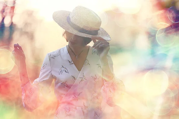 麦わら帽子で幸せなロマンチックな女の子 ドレス夏の日に若いモデル 幸せの女性 — ストック写真