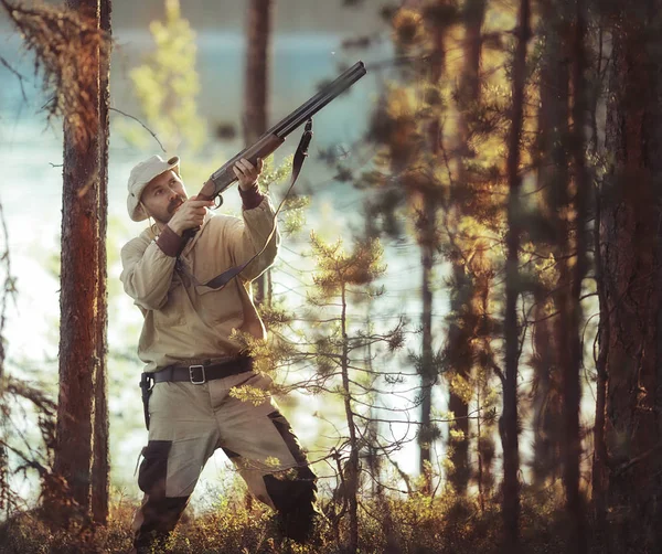 Lov Člověka Lovce Pistolí Podzimním Lese Žluté Stromy Tajga — Stock fotografie