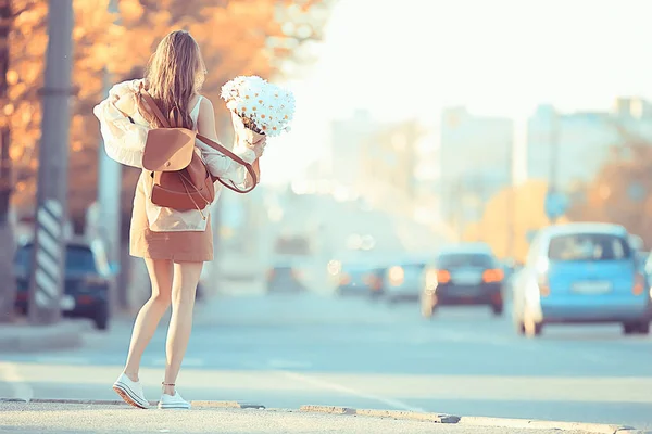 女孩等待一个城市日期 快乐的女孩与一束鲜花走在城市景观 柔和的灯光 — 图库照片