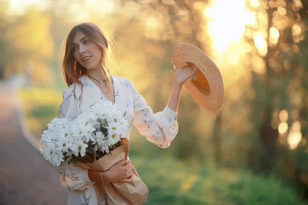 女孩在草帽肖像春天自由 概念春天视图模型快乐的人 — 图库照片