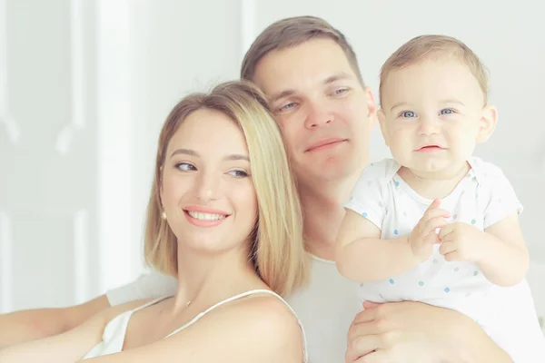 居心地の良い家で両親と赤ちゃん 健康な若い家族のお母さんお父さんと赤ちゃん 幸せ笑顔 — ストック写真