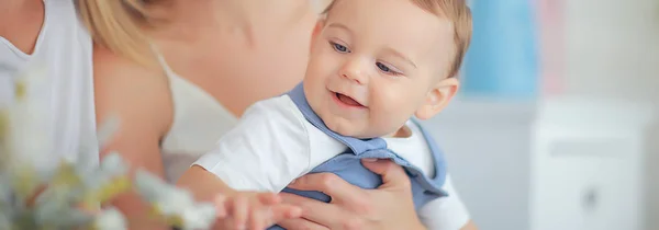 Bebé Con Los Padres Una Casa Acogedora Saludable Joven Familia —  Fotos de Stock