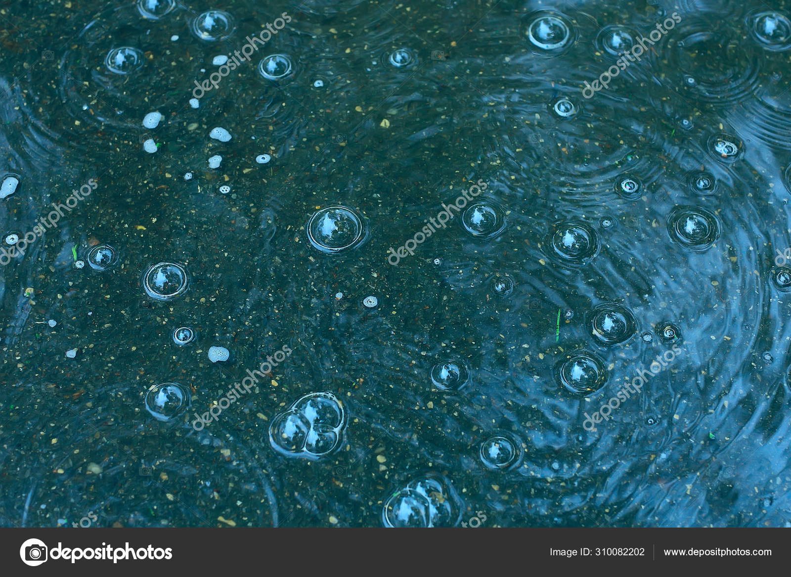 Blauer Hintergrund Pfutze Aus Regen Regentropfen Kreise Auf Einer Pfutze Stockfoto C Xload