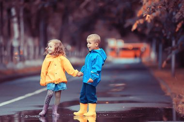 parkta bir sonbahar yürüyüşü erkek ve kız çocuklar / sonbahar parkı, çocuklar için yağmurluklar, aile