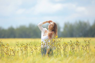 sonbahar alan kız sağlık / güzel genç model, bir yaz alanında manzara, sevimli mutlu model