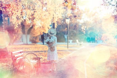 kız şehirde arka yaz görünümü bırakır / ayrılık, duygular, kızın arka şehirde gider