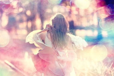 kız şehirde arka yaz görünümü bırakır / ayrılık, duygular, kızın arka şehirde gider