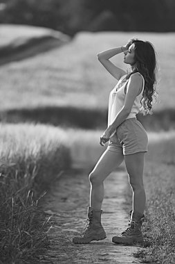 buğday tarlası yaz manzara, mutlu genç model / özgürlük ve rahatlama kavramı yaz ve sonbaharda