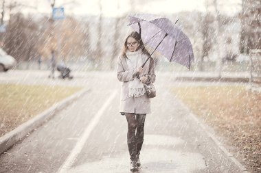 sonbahar yağmur damlaları modeli / yağmur hava, kız sonbahar bakmak, sıçramaları ve rüzgarda yağmur damlaları, şehirde ekim