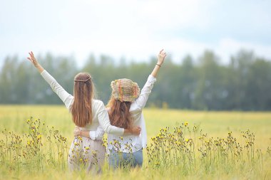 doğa sonbahar alan moda modeli kız / manzara yaz alanında güzel genç mutlu model çekici